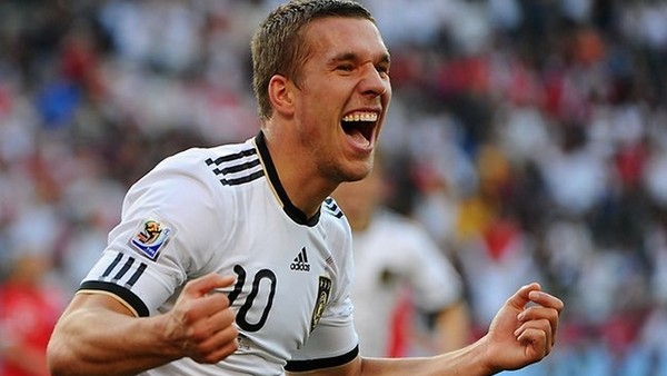 Podolski attıı golle tarihe geçti!