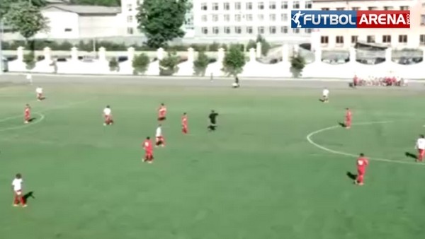 Tecrübesiz kaleci kendi kalesine öyle bir gol attı ki.. KOMEDİ!