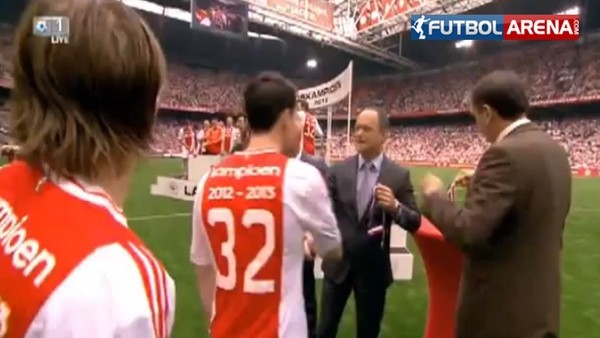 Ajax şampiyonluk kupasını düşürdü!