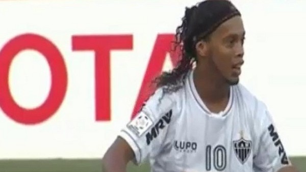 Ronaldinho'dan sihirli çalım!