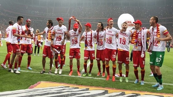 Galatasaray soyunma odasında şampiyonluk coşkusu