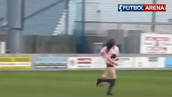 Yarı çıplak sahaya daldı!