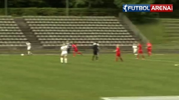 Kadın oyuncudan süper aşırtma golü!