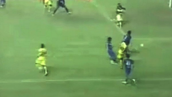 Liberyalı oyuncudan inanılmaz çalımlar