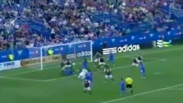 Oturduğu yerden golünü attı!