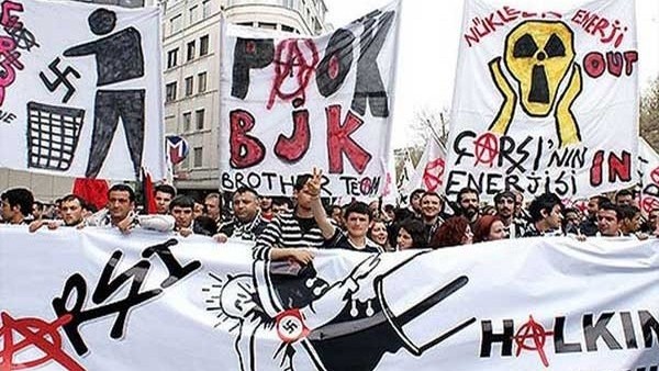 Çarşı çevik kuvvete tezahürat yaptırdı!