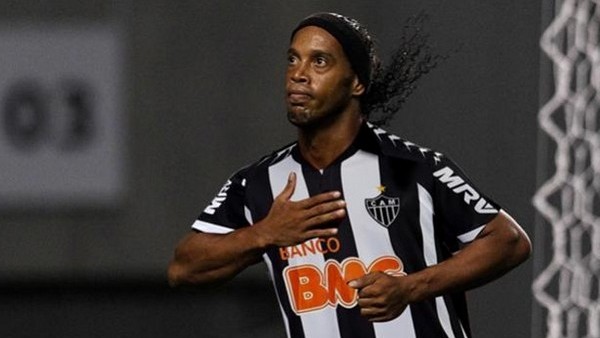 Ronaldinho şov yaptı!
