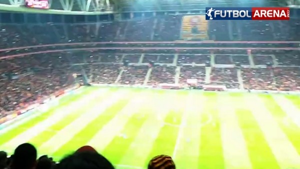 Galatasaraylı taraftarların kale arkası şovu!
