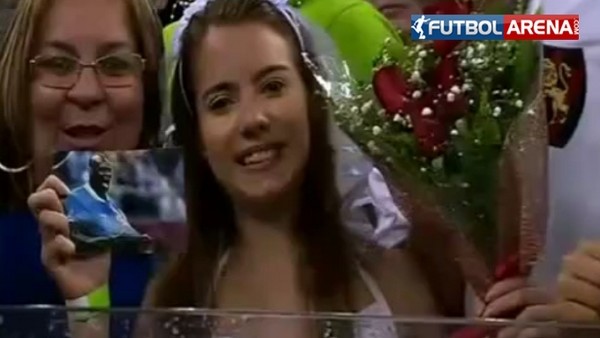 Gelinliğini giydi Balotelli'ye evlenme teklifi etti