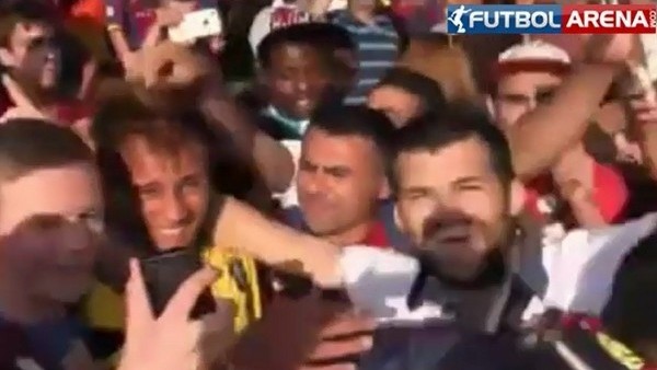 Neymar sandılar omuzlara aldılar