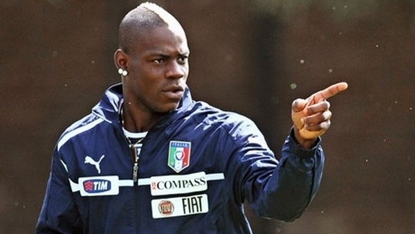 Balotelli arkadaşlarına yapmadığını bırakmadı!