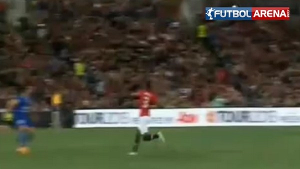 Faul yaparken kendini sakatlayan Evra