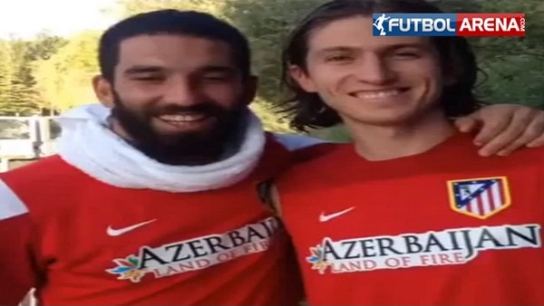 Arda Turan takım arkadaşına Türkçe konuşturdu!