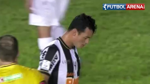 Ronaldinho'nun başına taş yağdı!