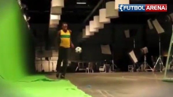 Usain Bolt yine futbol hünerlerini sergiledi