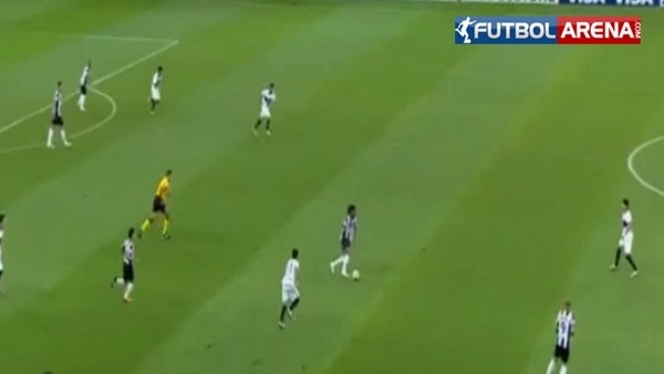 Ronaldinho dalga geçer gibi çalım attı!