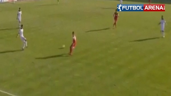 Rakibini rezil etti!