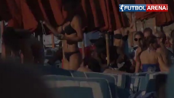 Balotelli bu kez elinde sigara ile tatilde!