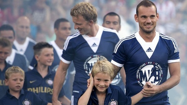 Sneijder ve Kuyt'tan Van Bommel'e gollü veda...