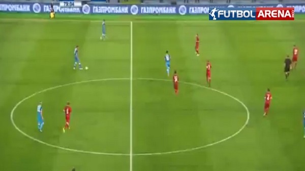 Arshavin topu kaba etiyle kontrol etti