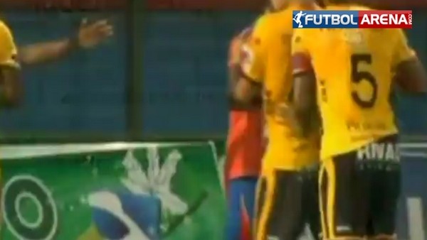 Rakibinin burnunu ısırdı!