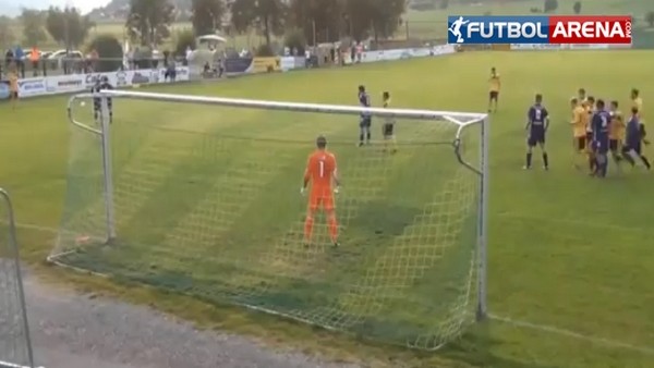 Kaleci 88 metreden gol attı