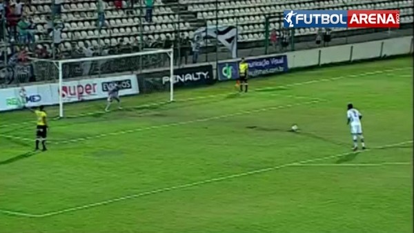 Gol sevincini abarttı, hakemi kucakladı!