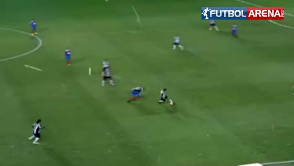 Ronaldinho büyülemeye devam ediyor!