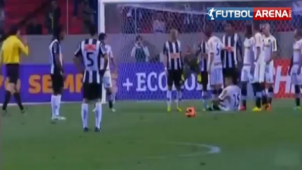 Ronaldinho'dan harika frikik golü!