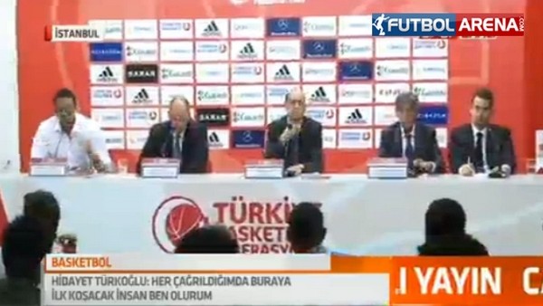 Basın toplantısında güldüren kramp!