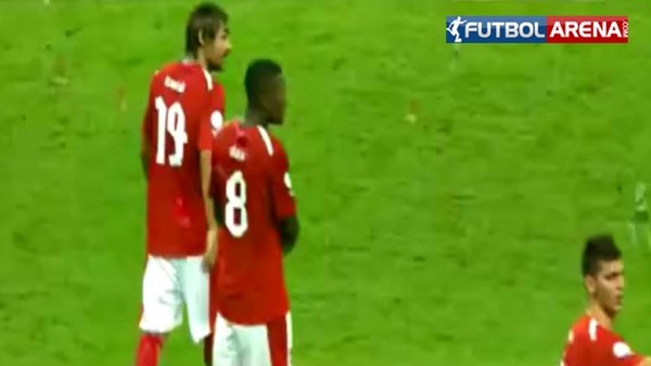 Mesut Özil ve Veli Kavlak birbirine girdi!