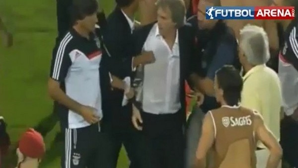 Jorge Jesus taraftarını polisten kurtarmaya çalıştı