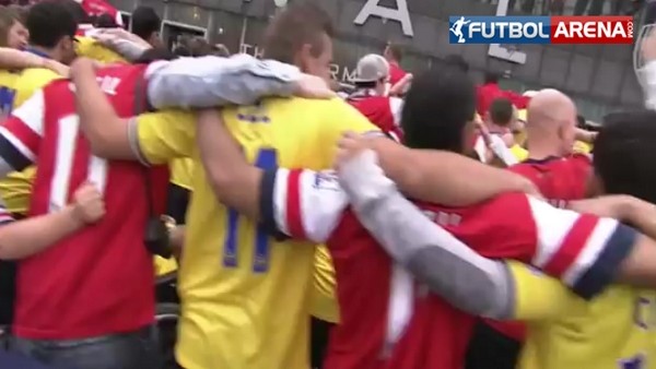 Arsenal taraftarının Mesut Özil çılgınlığı!