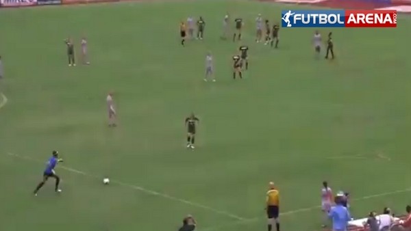 Meslektaşına orta sahadan gol attı!