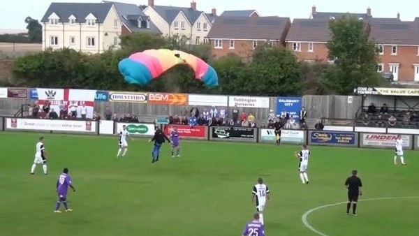 Maç sırasında sahaya paraşütle indi!