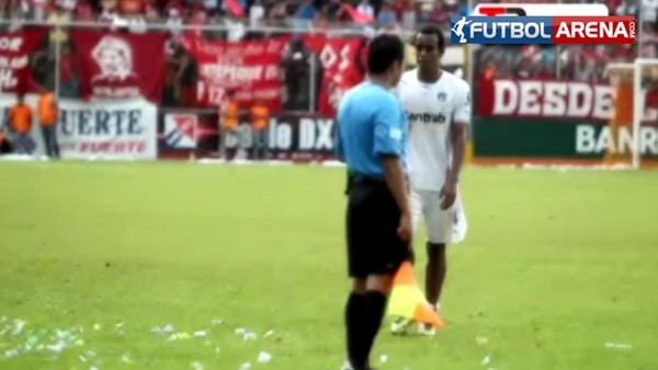 Futbolcunun yüzünde havai fişek patladı!