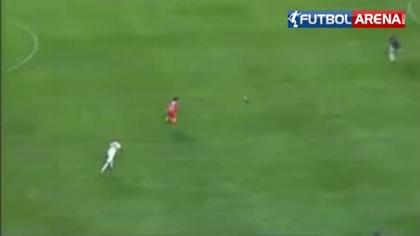 Golcü kaleci Ceni'den rakibe müthiş çalım