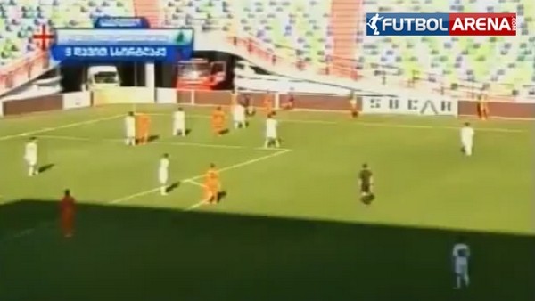 Hollandalı futbolcu imkansız açıdan gol attı