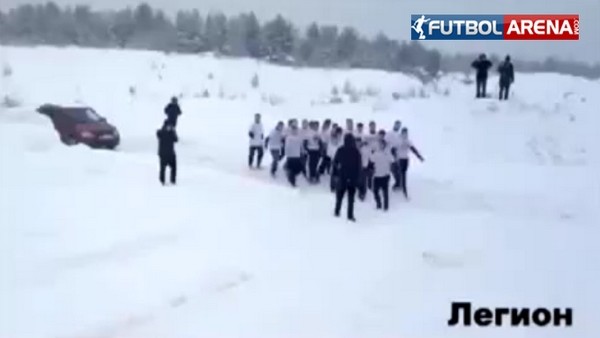 Zenit ve D.Moskova taraftarları birbirine girdi!