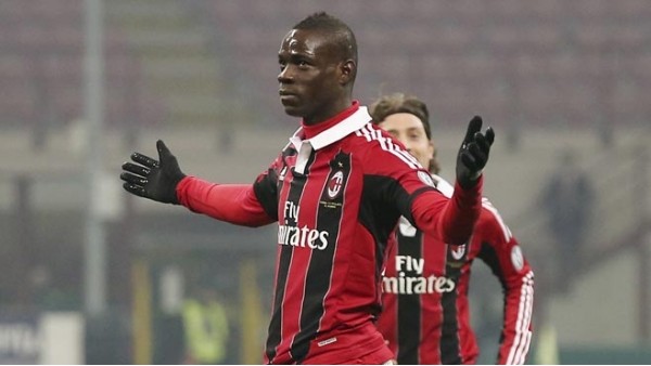 Yürüyerek adam geçen Mario Balotelli