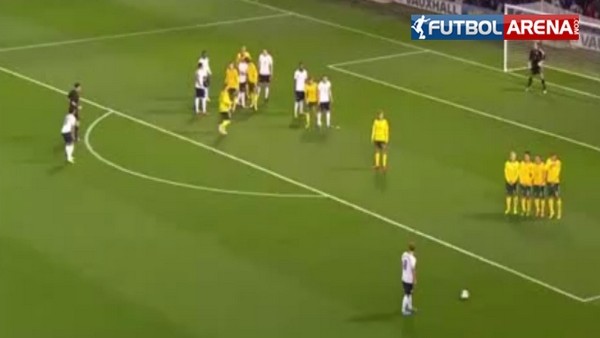 Genç İngilizler saha ortasında birbirine girdi