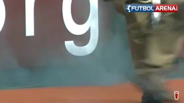 İngiltere'de hakemin kafasına sis bombası