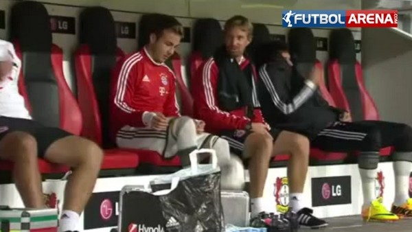 Götze oturduğu yerden şov yaptı!