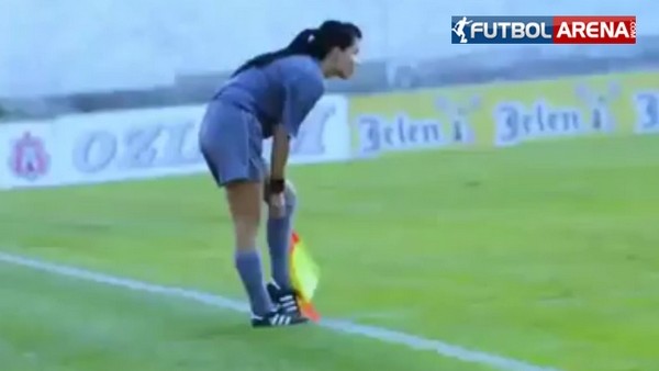 Yan hakemin güzelliği futbolcuları şaşırttı