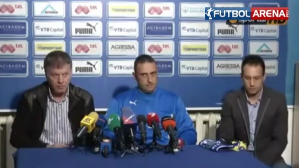 Taraftarlar teknik direktörü basın toplantısından kovdu