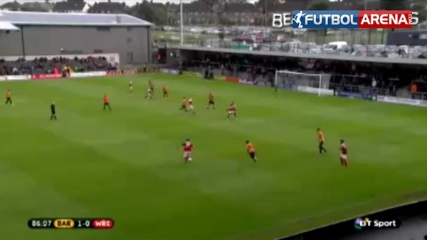 Oyuncu-menajer Davids, rakip futbolcuyu yumrukladı!