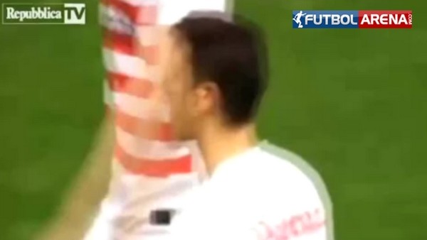 Mesut Özil'in sakızla şovu devam ediyor