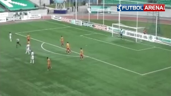 Hakem futbolcuları çıldırttı! | Attırana kadar penaltı verdi...