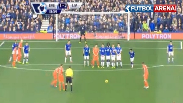 Suarez'den muhteşem bir frikik golü!