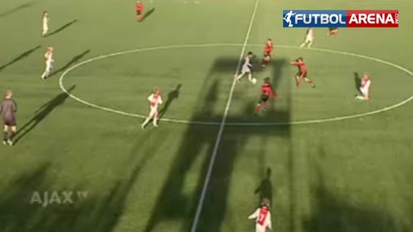 Ajaxlı Türk gencin 40 metreden müthiş aşırtması!